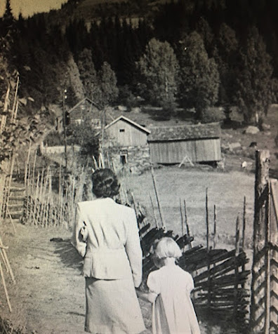 Et bilde som inneholder klær, utendørs, person, tre

Automatisk generert beskrivelse